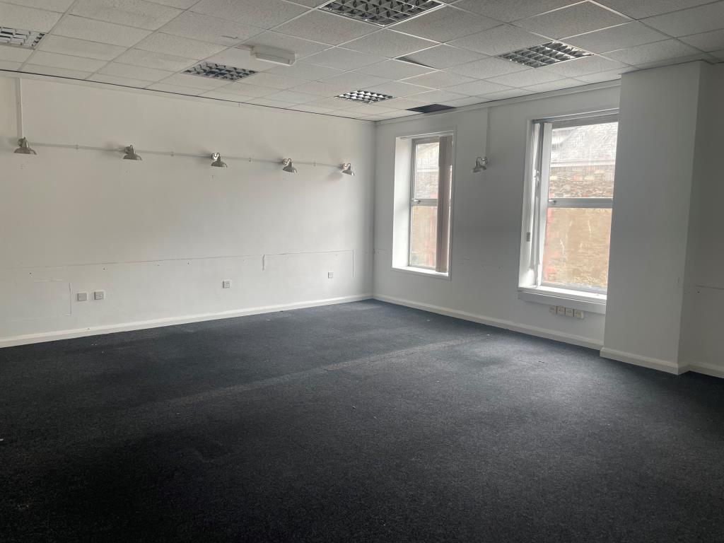 Lot: 161 - SUBSTANTIAL COMMERCIAL PREMISES WITH PLANNING FOR CONVERSION - Office